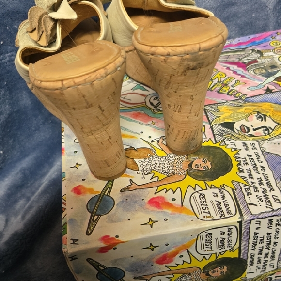 Born Women's Floral Tan and Cream Cork Wedge Sandals - Picture 5 of 8